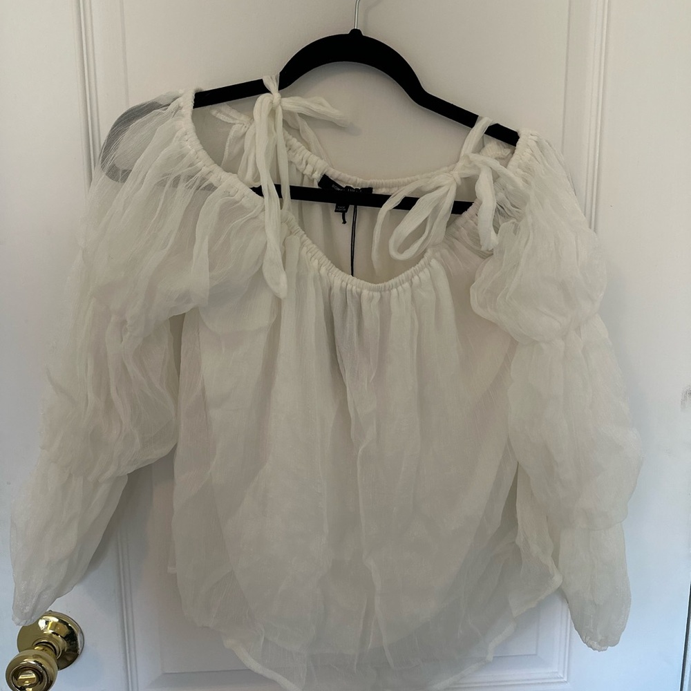 white blouse in size small, i’m not sure what company. NEVER WORN.